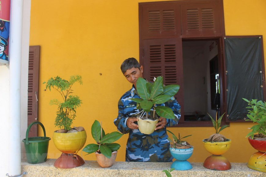 Un soldado cuida a las plantas en su lugar de trabajo. (Foto: VNA)