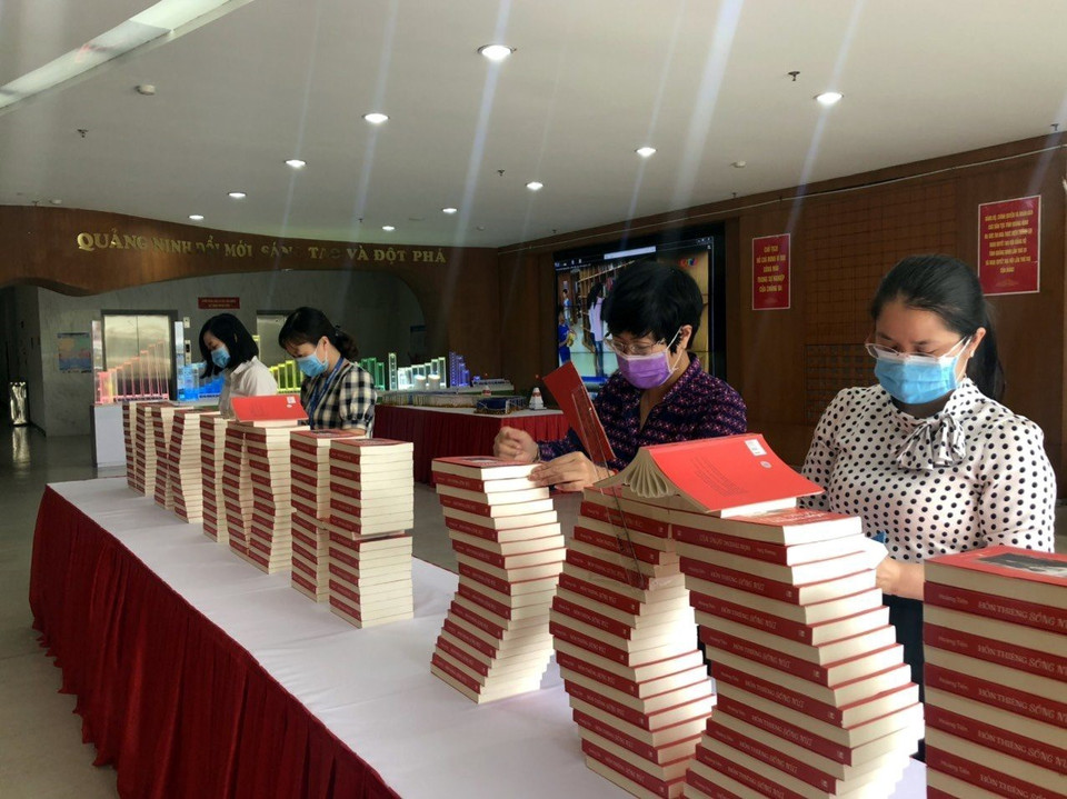 Trabajadores de la Biblioteca colocan los libros. (Foto: VNA)