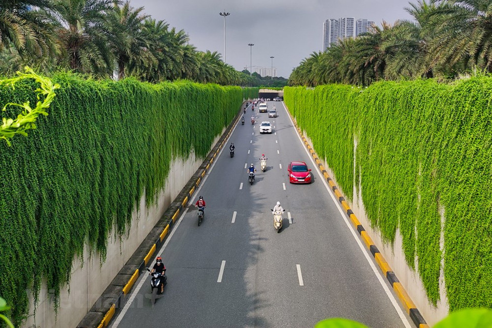 El Comité Popular de Hanoi aprobó recientemente el proyecto de "Bicicleta Urbana" del Departamento de Transporte municipal en dos fases. En consecuencia, se espera que en la primera fase la unidad ejecutora del proyecto pondrá en funcionamiento mil bicicletas, de las cuales 500 serán mecánicas y 500 eléctricas. El plan se implementará en los distritos de Hoan Kiem, Dong Da, Thanh Xuan, Hai Ba Trung, Ba Dinh y Tay Ho con alrededor de 85 ubicaciones y cada una con hasta 15 unidades. Se trata de uno de los planes para desarrollar el transporte verde en Hanoi mediante la formación de un sistema de alquiler de bicicletas con precios económicos, lo cual responderá las necesidades de viajes cortos de las personas y fortalecerá las conexiones entre las áreas urbanas con un sistema de transporte público. (Fuente:Vietnamplus)