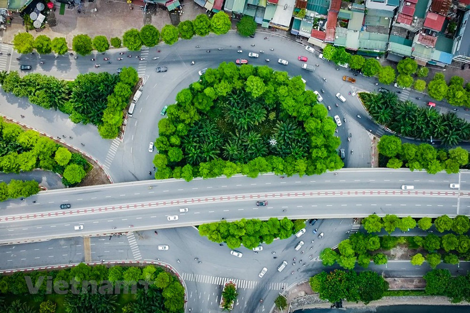 El vicedecano de la Facultad de Transporte y Economía (Universidad de Transporte de Vietnam), Nguyen Hong Thai, enfatizó la importancia de limitar y reducir gradualmente el número de millones de motocicletas y automóviles personales, mientras el sistema de autobuses también necesita ser verde. Las bicicletas son vehículos inherentemente pequeños, que ocupan poco espacio para la circulación y el estacionamiento, adecuadas para la situación actual del tráfico con muchas calles pequeñas y callejones como Hanoi. Se puede afirmar que el desarrollo de ciudades verdes y tráfico verde constituyen una orientación estratégica, que requiere atención y participación de manera sincronizada de todos los niveles, desde el central hasta el local y la comunidad. El tráfico verde hará contribuciones importantes a la implementación exitosa de la meta de la Estrategia Nacional de Crecimiento Verde. (Fuente:Vietnamplus)