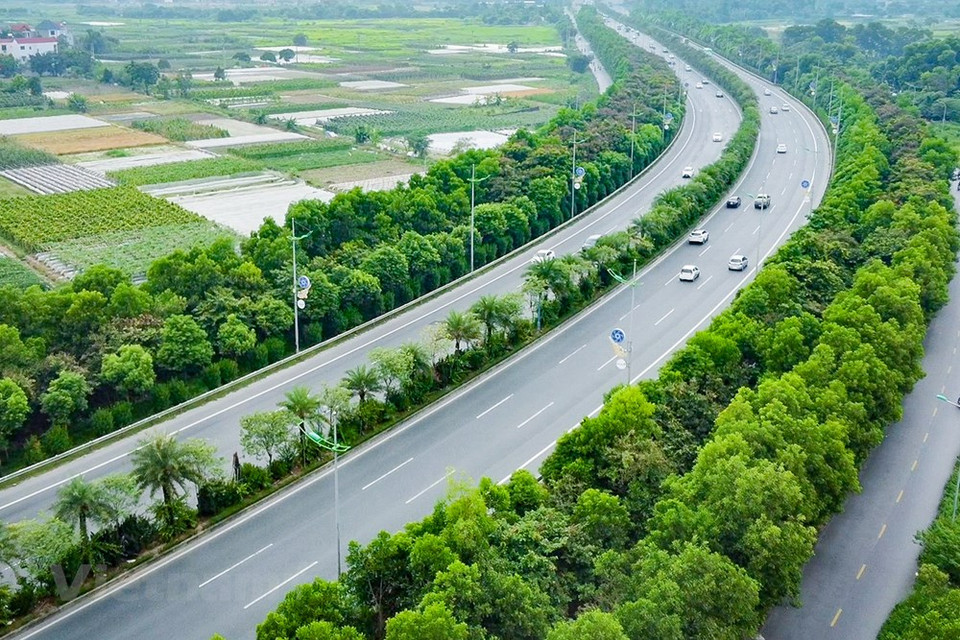 Al compartir sobre el desarrollo y el perfeccionamiento del sistema de infraestructura de transporte, particularmente el tráfico verde, Nguyen Hong Thai, vicedecano de la Facultad de Transporte y Economía (Universidad de Transporte de Vietnam), lo consideró especialmente importante para contribuir a crear un rostro urbano espacioso y moderno. En concreto, el transporte verde necesita construir y mantener el sistema de transporte urbano sostenible para satisfacer las necesidades de viaje de todos. El desarrollo del transporte verde debe tener todas las características básicas, tales como una estrategia de tráfico de desarrollo sostenible, alta eficiencia del tráfico con bajos costos sociales, armonía con el entorno urbano y conformidad con el modelo de uso del suelo, entre otros aspectos. (Fuente:Vietnamplus)