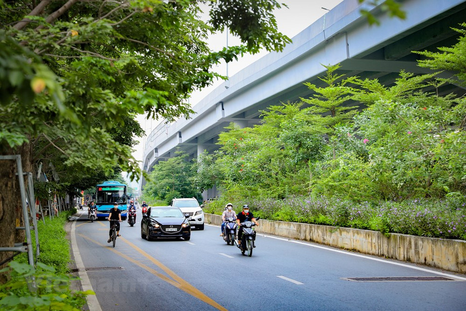 Bicicletas, motos, coches eléctricos, vehículos automóviles propulsados por aire comprimido GNC, autos que utilizan energía solar y energía eólica son parte indispensable de una ciudad con transporte verde. Este relevante concepto significa que los medios del transporte necesitan limitar las emisiones de dióxido de carbono (CO2) y otras emisiones nocivas al medio ambiente. El tráfico verde utiliza la fuerza humana, las energías renovables, la electricidad, el gas natural comprimido. En las áreas urbanas, la contaminación causada por las actividades de transporte representa alrededor del 70 por ciento. Por lo tanto, las autoridades y la población deben ser conscientes de los efectos del uso de vehículos de motor en la calidad ambiental. (Fuente:Vietnamplus)