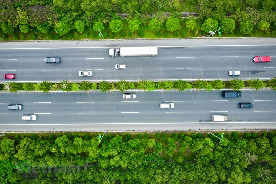 Si no desea vivir en una ciudad caótica debido al tráfico, el humo y el polvo tóxicos, los expertos mundiales recomiendan poner en funcionamiento rápidamente el tráfico verde. El transporte es uno de los terceros mayores emisores de gases de efecto invernadero después de los sectores de la energía y la agricultura, que representan el 18,38 por ciento del total anual de emisiones de gases de efecto invernadero a la atmósfera. La cantidad de dióxido de carbono (CO2) emitida por el transporte llega a más de 33 mil de toneladas, cifra que se prevé aumente 2 y 2,5 veces más en los años 2025 y 2030, respectivamente. (Fuente:Vietnamplus)