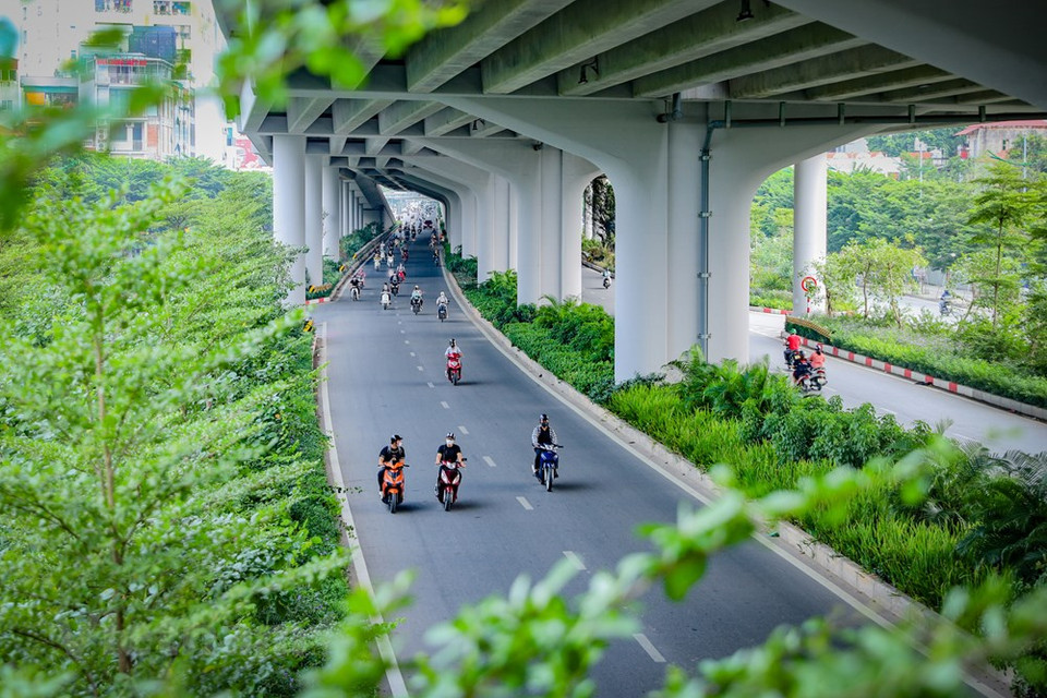 La costumbre de utilizar motos y coches privados se ha arraigado en un gran número de personas en Vietnam. El especialista Dang Minh Tan subrayó que Hanoi cuenta ahora con casi 10 millones de habitantes, entre ellos, siete millones se desplazan en vehículos motorizados, sobre todo motocicletas. Por lo tanto, resulta difícil limitar la congestión del tráfico y la contaminación del aire. El desarrollo de medios de transporte verde sustituirá poco a poco a los motorizados y será la mejor tendencia para el futuro. Hanoi se ha encaminado hacia la plantación de árboles y, hasta el momento, las calles del centro de la ciudad se han cubierto de azul. (Fuente:Vietnamplus)