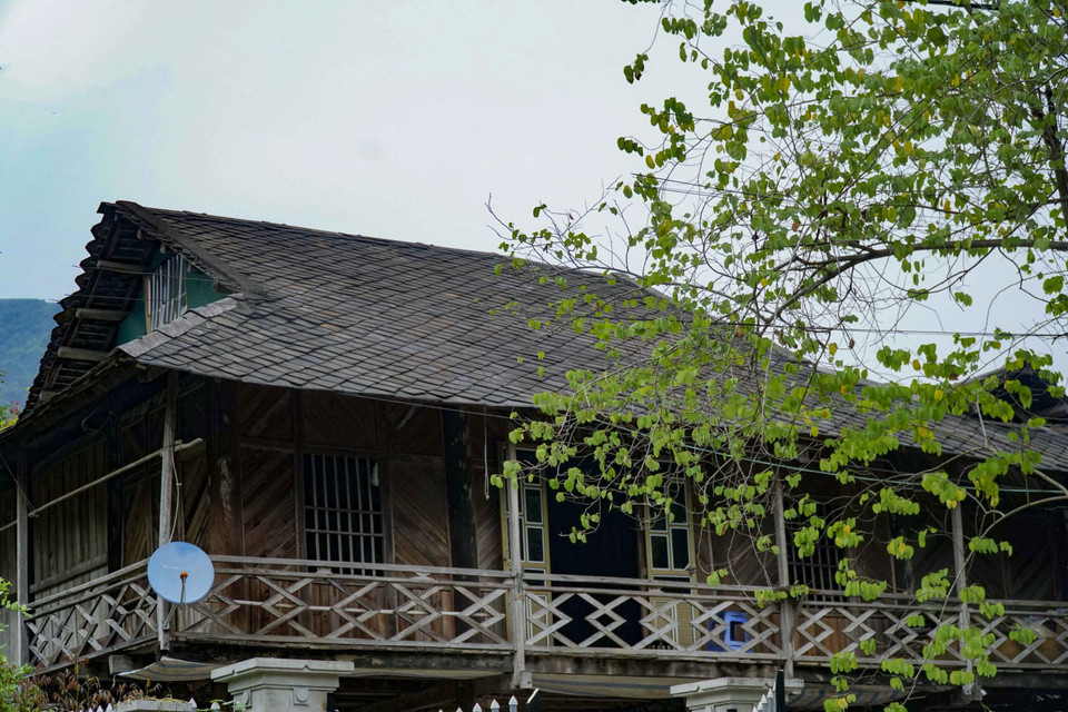 Las tradicionales casas sobre pilotes demuestran la belleza única de la comuna de Muong Lay. (Fuente: VNA)