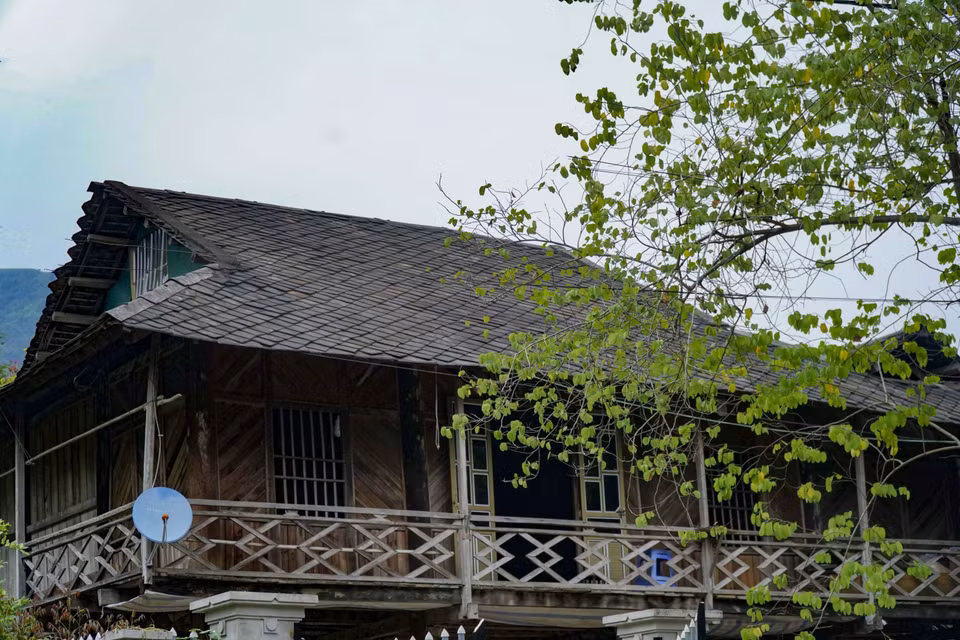 Las tradicionales casas sobre pilotes demuestran la belleza única de la comuna de Muong Lay. (Fuente: VNA)