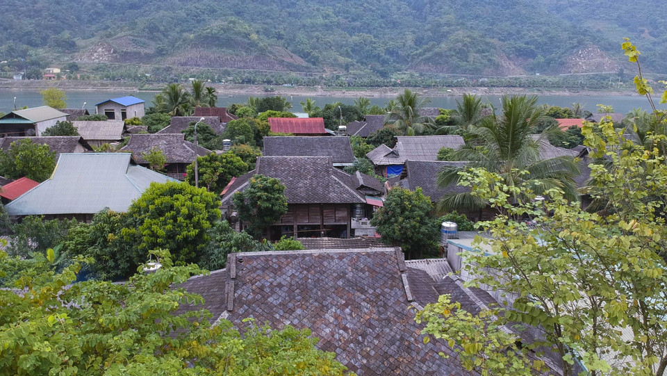Casas sobre pilotes con techo de piedra en el municipio de Na Lay, comuna de Muong Lay. (Fuente: VNA)