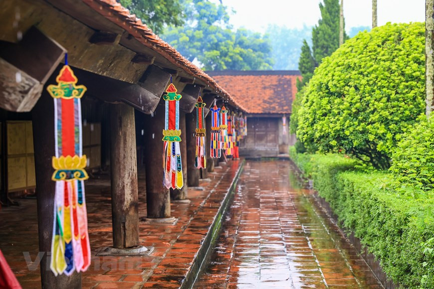 Toda la pagoda está hecha de madera, sin usar remaches, solo con espigas de madera pegadas juntas. Después de cientos de años, la estructura de madera sigue siendo muy sólida. (Foto: VNA)