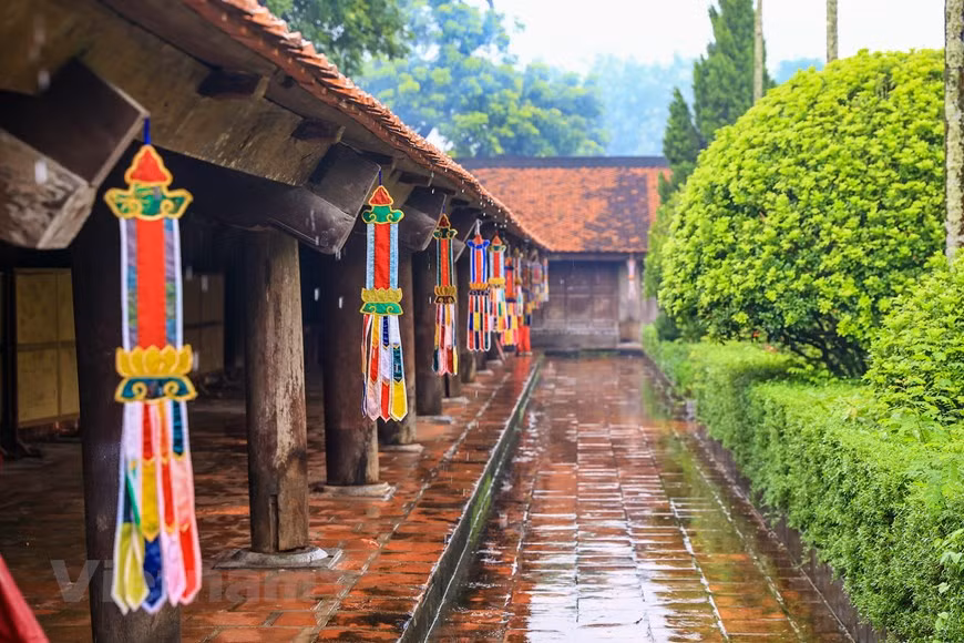 Toda la pagoda está hecha de madera, sin usar remaches, solo con espigas de madera pegadas juntas. Después de cientos de años, la estructura de madera sigue siendo muy sólida. (Foto: VNA)