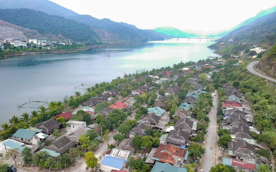Las casas sobre pilotes se encuentran cerca una de la otra en la calle junto a la represa hidroeléctrica de Son La, en la comuna de Muong Lay. (Fuente: VNA)