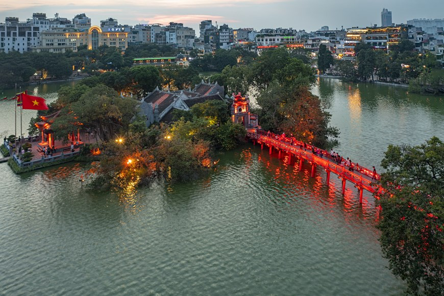 El puente de The Huc sobre el lago Hoan Kiem, en Hanoi. (Fuente: VNA)