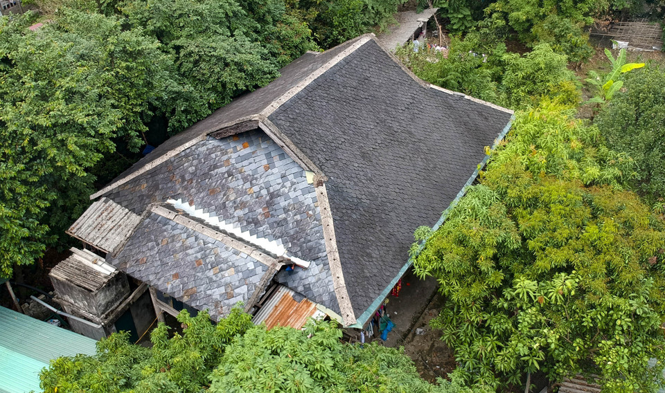 Una casa sobre pilotes puede utilizar diversas piedras de colores para resaltar la belleza de su techo. (Fuente: VNA)