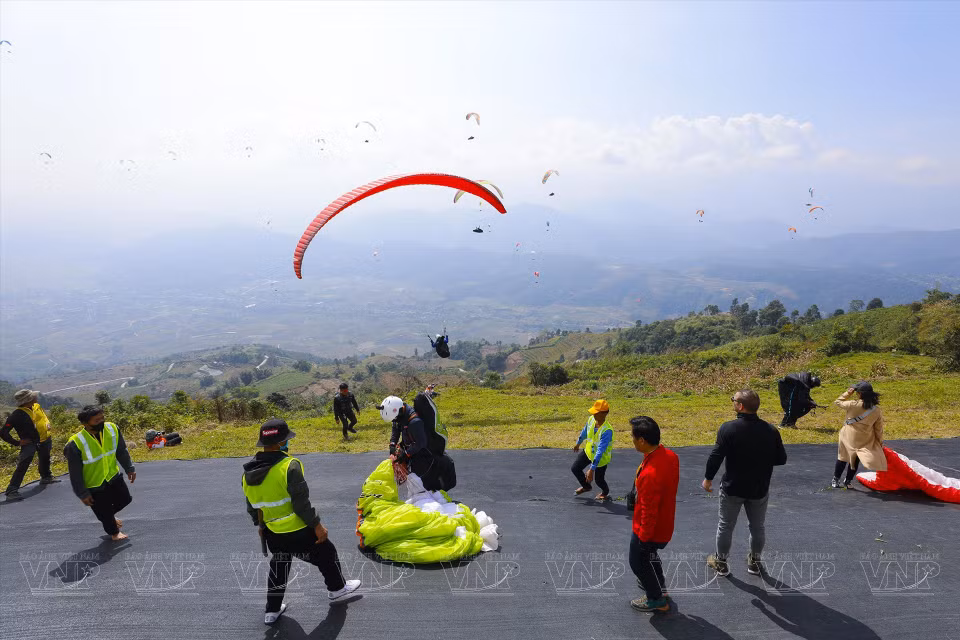 Todos los pilotos participantes en el Torneo partirán continuamente durante unos 30 minutos y se dirigirán hacia el primer destino en el cielo como se especifica en las reglas de la competición. (Fuente: Revista Vietnam)