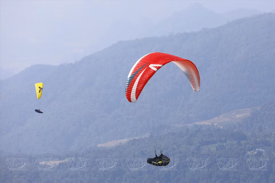 Los pilotos vuelan en parapente hacia el famoso pico Putaleng en Lai Chau. (Fuente: Revista Vietnam)