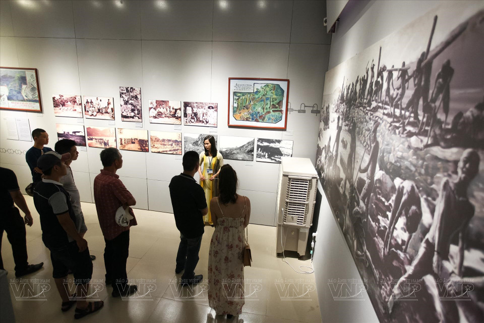 Los turistas visitan y aprenden sobre las tradiciones de lucha de la revolución vietnamita en Con Dao (Foto: VNA)