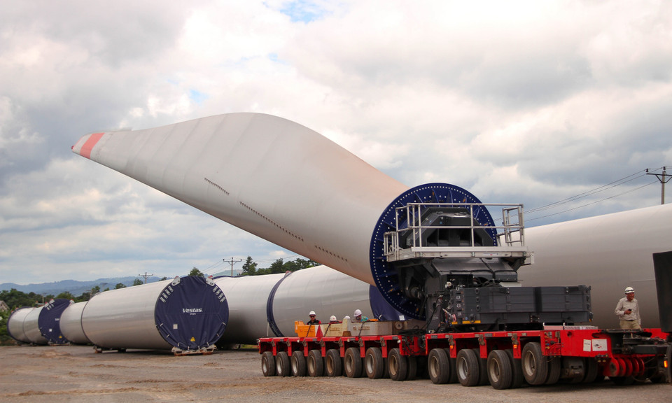 Equipo FTV550 Balde Lifter importado de Alemania para el proyecto de energía eólica Lien Lap, en la provincia de Quang Tri. (Foto: VNA)