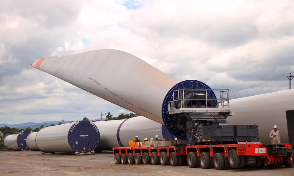 Equipo FTV550 Balde Lifter importado de Alemania para el proyecto de energía eólica Lien Lap, en la provincia de Quang Tri. (Foto: VNA)