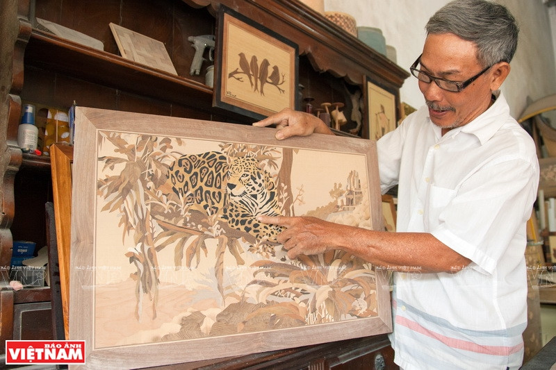  Hay pinturas de marquetería hechas de miles de pequeños detalles. Es un cuadro de un leopardo que apasiona al pintor Nguyen Trung Ky (Fuente: VNA)
