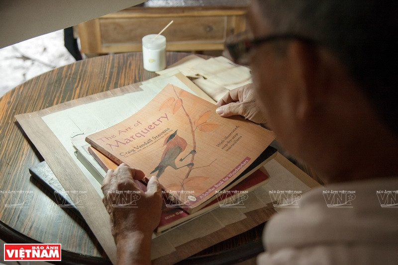  La marquetería es un arte occidental, no es tradicional en Vietnam, por lo que Nguyen Trung Ky tiene que recopilar materiales e informaciones en internet (Fuente: VNA)