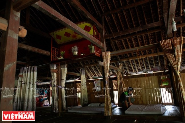 La parte interior de una casa de techo cubierto de hojas de palma en la aldea Tha (Fuente: VNA)