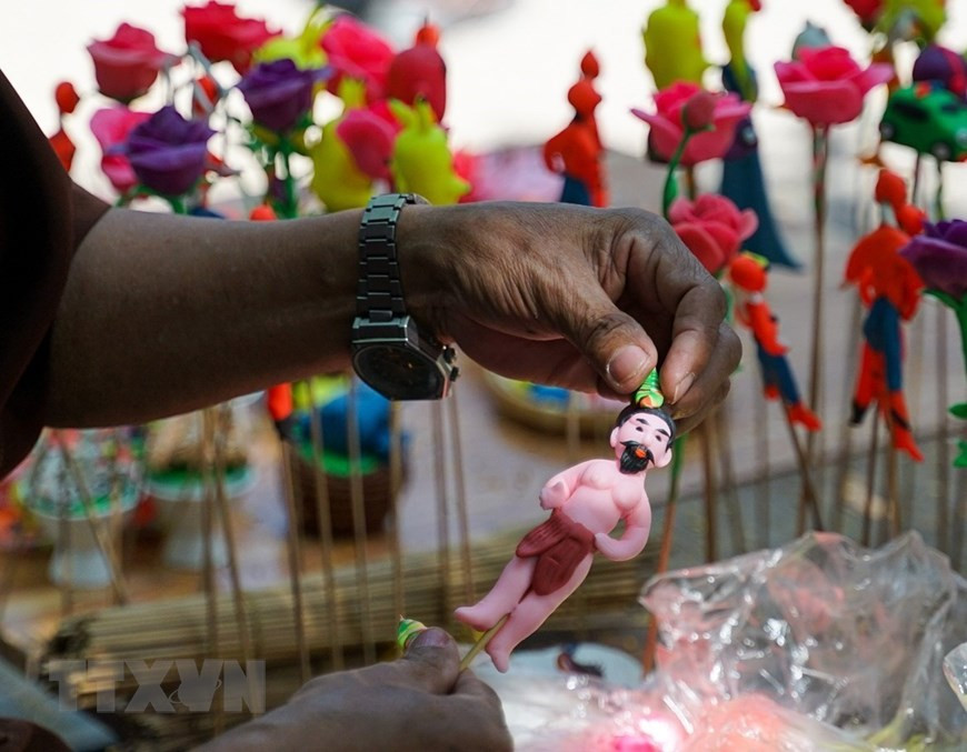 Los artesanos pueden moldear los personajes según el pedido de los clientes. (Foto: VNA)