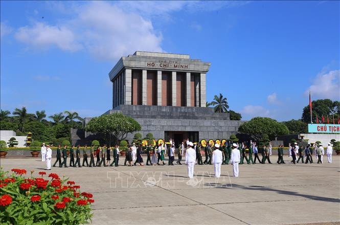 Las delegaciones acudieron al Mausoleo del Presidente Ho Chi Minh para rendir tributo al líder de la revolución vietnamita. (Foto: VNA)