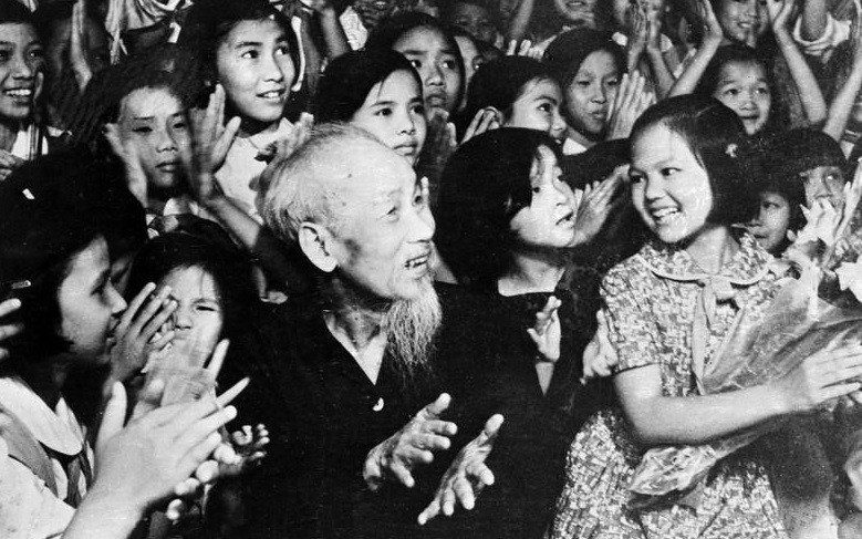 Con motivo del Día Internacional de la Infancia (primero de junio), el Presidente Ho Chi Minh y los niños de la capital asistieron a una actuación musical efectuada en la noche del 31 de mayo de 1969 en el Palacio Presidencial (Foto: VNA)