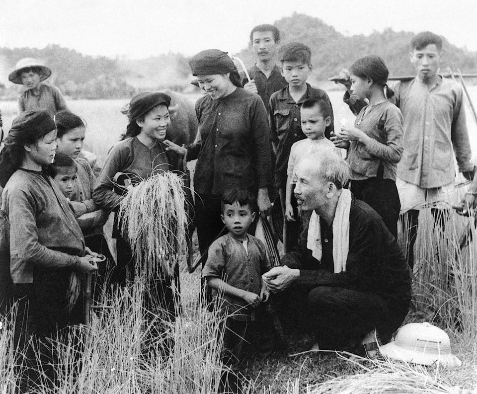 El Tío Ho visitó a los agricultores de la cooperativa Hung Son, distrito de Dai Tu, provincia de Thai Nguyen, en la cosecha (1954). (Foto: VNA)