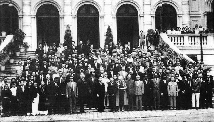 El Presidente Ho Chi Minh se tomó una foto el noviembre de 1964 en el Palacio Presidencial con los delegados que asistieron a la Conferencia Internacional en Solidaridad con el Pueblo Vietnamita contra el Imperio Estadounidense para proteger la paz. (Foto: VNA)