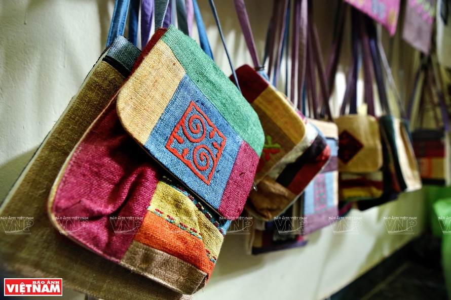 Varios productos de la aldea de tejido de Lung Tam (Foto: VNP/VNA)