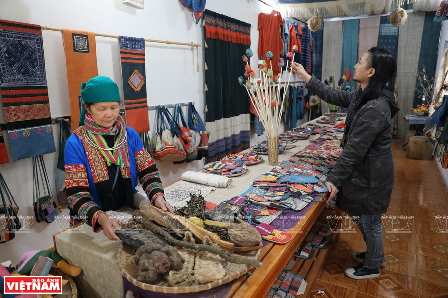 Los productos de tejido de Lung Tam en Ha Giang se exportan y rara vez aparecen en el mercado nacional, por lo que muchas personas desconocen la existencia de estas finas artesanías (Foto: VNP/VNA)