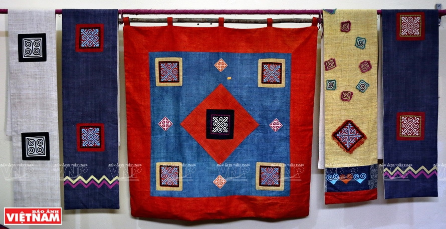 Varios productos de la aldea de tejido de Lung Tam (Foto: VNP/VNA)