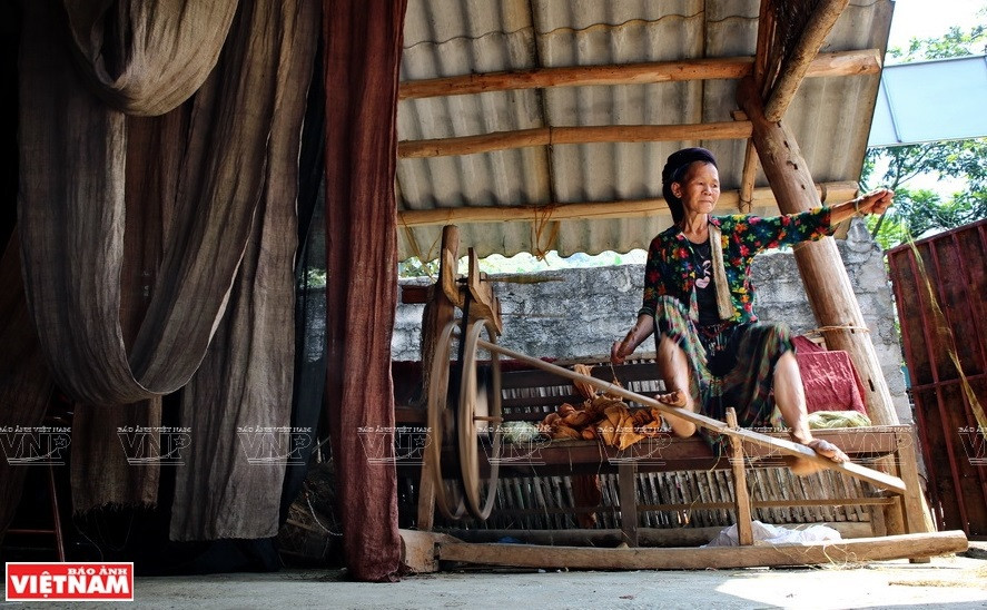 La gente hmong en Lung Tam prefiere el lino al algodón, al considerar que esa fibra es más fuerte. Además, espiritualmente, conciben que el lino es el puente de conexión entre los humanos y el mundo espiritual (Foto: VNP/VNA)
