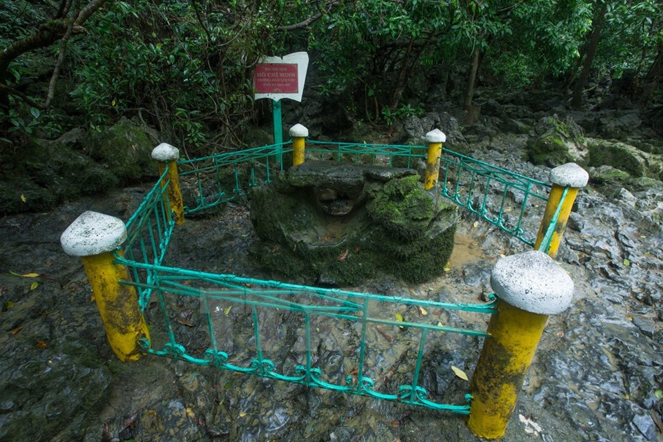 Mesa de piedra, donde el Presidente Ho Chi MInh trabajaba durante su estancia en Pac Bo (Fuente: VNA)