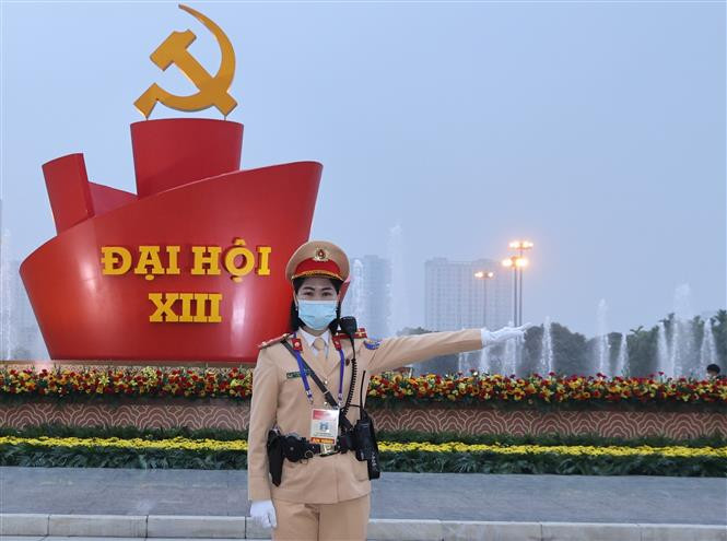 La División de Tránsito de la Policía de Hanoi controla el flujo de vehículos y peatones para garantizar la seguridad y protección durante el Congreso. (Foto: VNA)