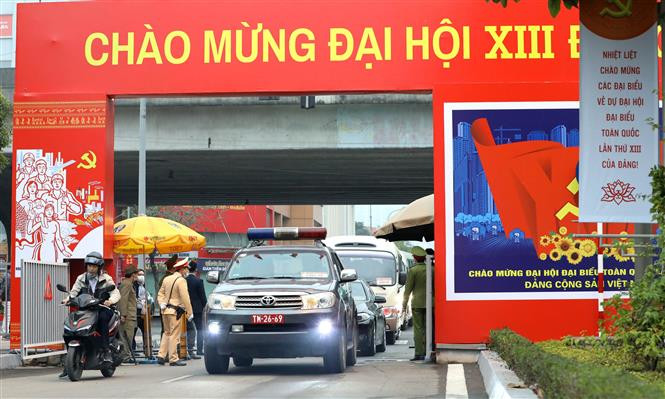 Las fuerzas de seguridad inspeccionan todos los vehículos que arriban al Centro Nacional de Convenciones, donde sesiona la magna cita. (Foto: VNA)