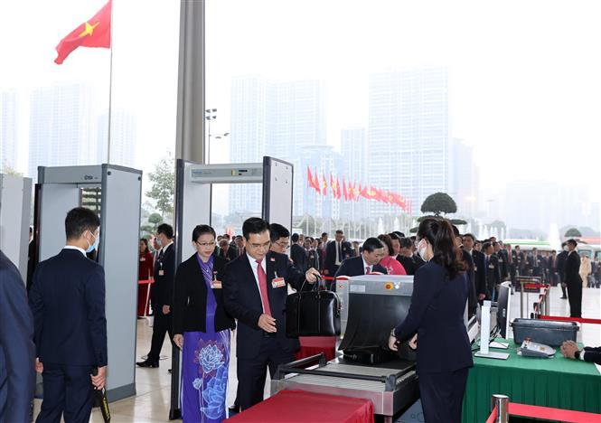 Todas las personas que ingresan al Centro Nacional de Convenciones están sujetas a estrictos controles y chequeos de seguridad. (Foto: VNA)