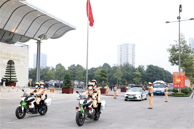 La División de Tránsito de la Policía de Hanoi controla el flujo de vehículos y peatones para garantizar la seguridad y protección durante el Congreso. (Foto: VNA)