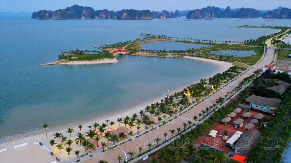 La hermosa playa de Tuan Chau atrae a un gran número de visitantes. (Foto: VNP/VNA)