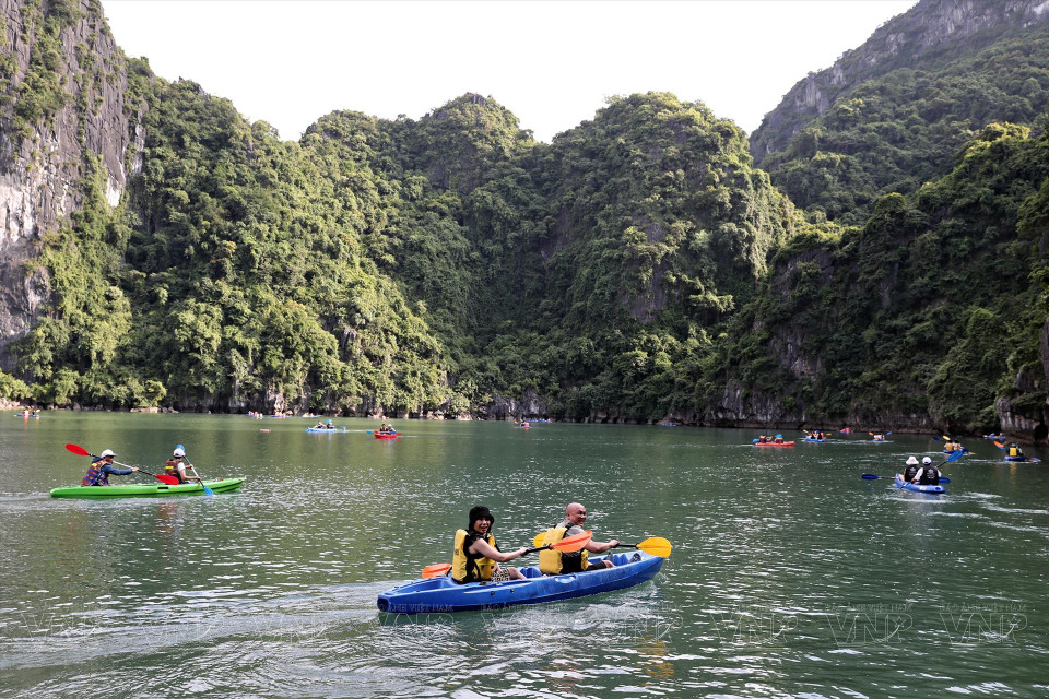 Los visitantes que exploren la bahía de Ha Long en kayak quedan impresionados por su encantadora belleza. (Foto: VNP/VNA)