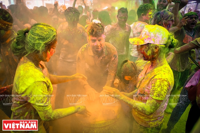 Actuación de tocar tambores con polvos de colores siempre atrae el ambiente animado para los participantes (Fuente: VNA)