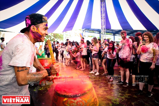 Actuación de tocar tambores con polvos de colores (Fuente: VNA)