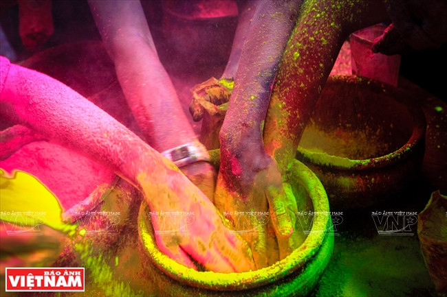 Polvos de colores usados en el festival son mezclados de materiales naturales, tales como rosa, azafrán etc (Fuente: VNA)