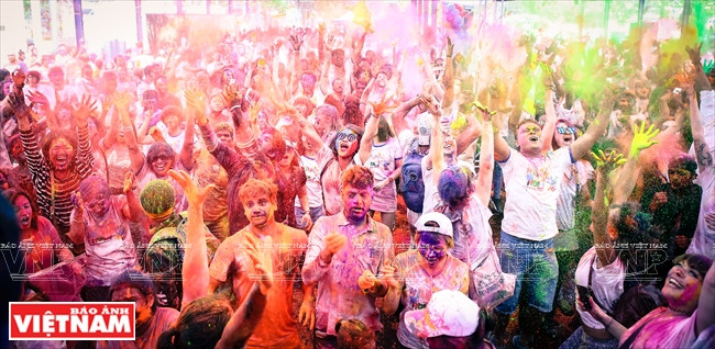 Multicolores se llenan el festival de Holi 2017 (Fuente: VNA)