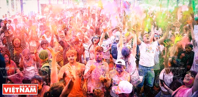 Multicolores se llenan el festival de Holi 2017 (Fuente: VNA)