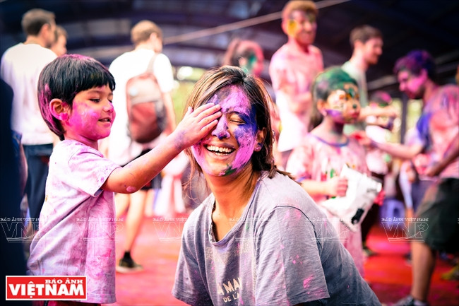 Al llegar el festival, los participantes son decorados de todo el cuerpo con polvos de colores (Fuente: VNA)