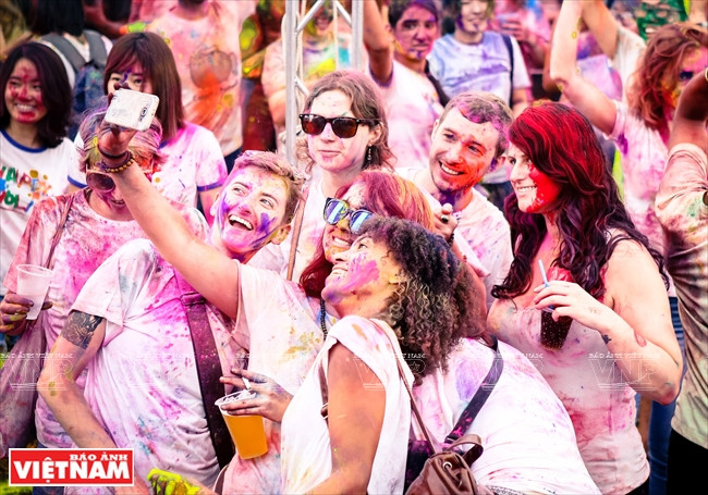 Estudiantes extranjeros en Vietnam jugando y tomando las fotos en el festival (Fuente: VNA)