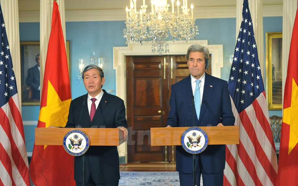 Dinh The Huynh y John Kerry efectúan una rueda de prensa conjunta después de conversaciones bilaterales (Fuente: VNA)
