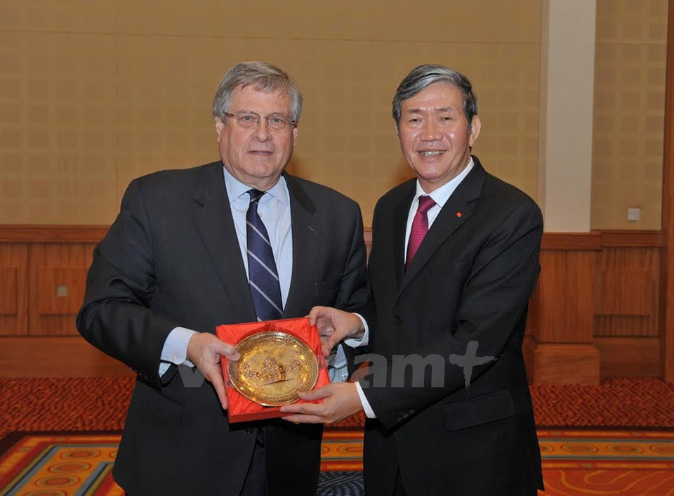 Dinh The Huynh y Kenneth Wollack, presidente del Instituto Democrático Nacional (Fuente: VNA)