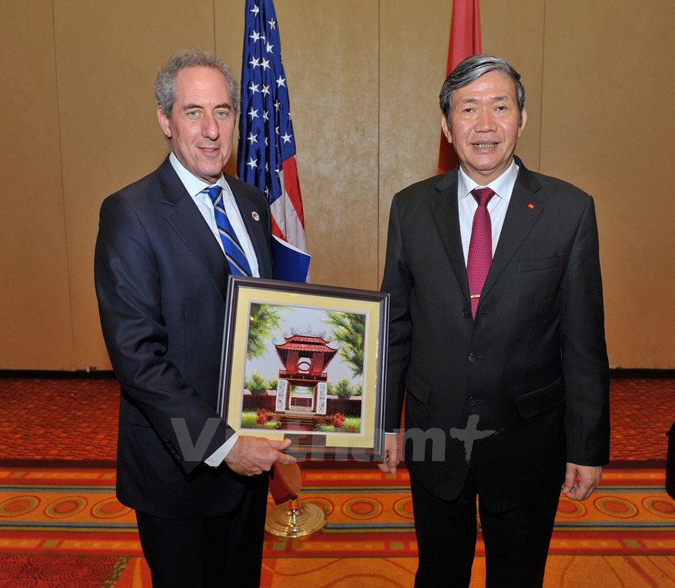 Dinh The Huynh y Michael Froman, representante comercial de EE.UU. (Fuente: VNA)